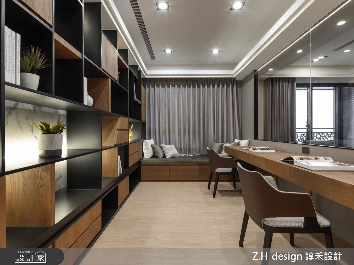 書房以手染木皮、鐵件及白色大理石構築大面展示櫃體，並藉格櫃造型帶來視覺趣味。