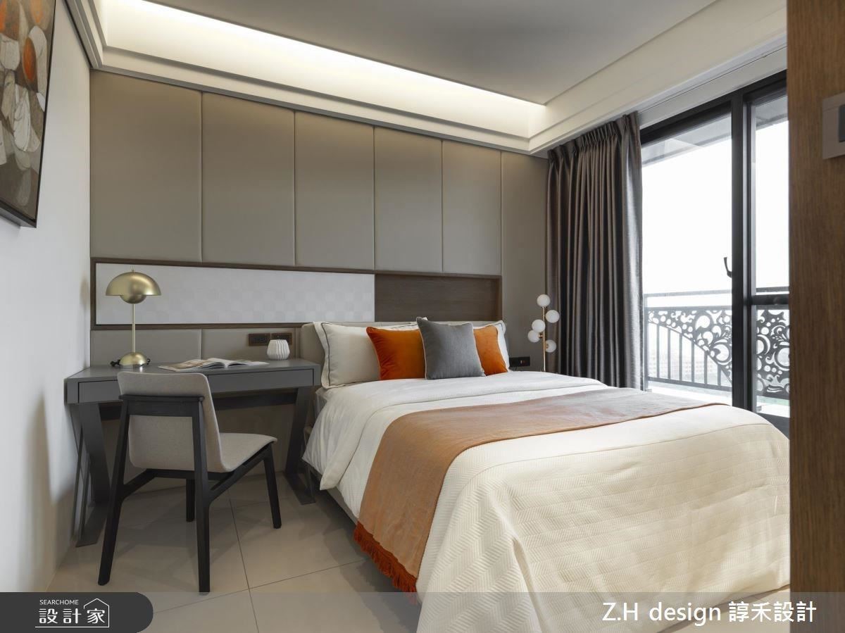 孝親房於床頭使用灰色繃板柔和沉靜休憩氛圍，並精巧設有滑門鏡面提供梳妝機能。