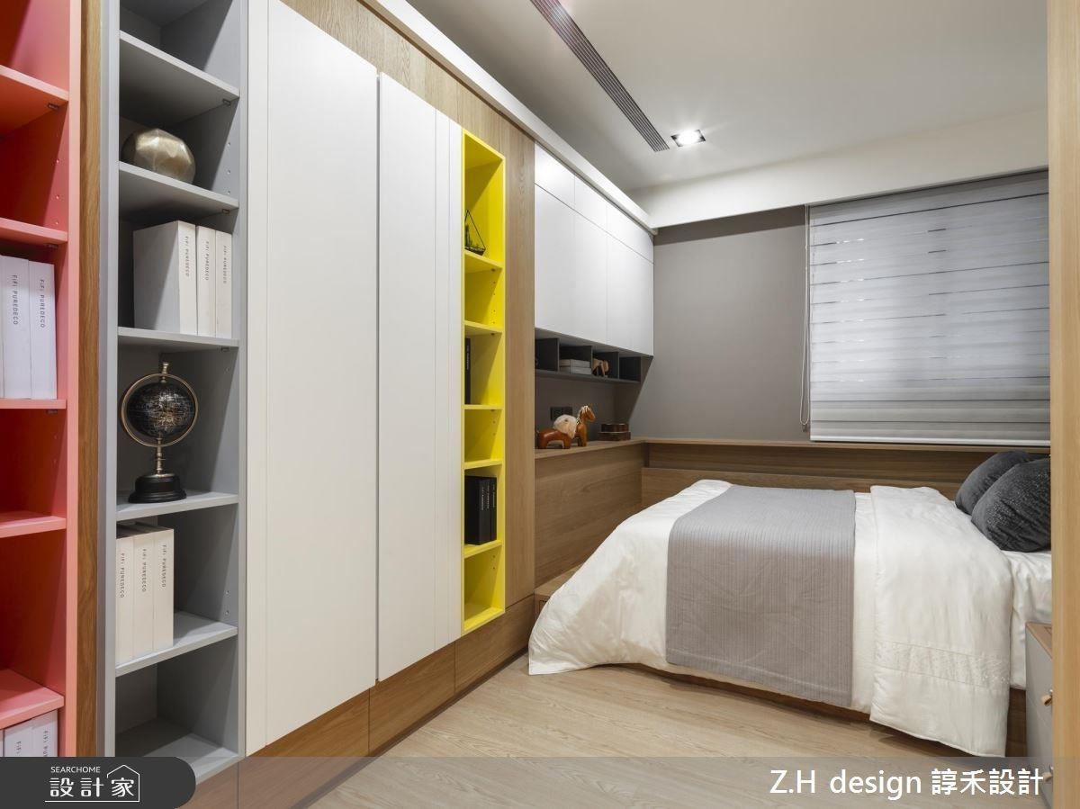 兒童房於櫃體帶入繽紛跳色，展現活潑童趣氛圍，並以淺木色鋪陳地面賦予溫馨感受。