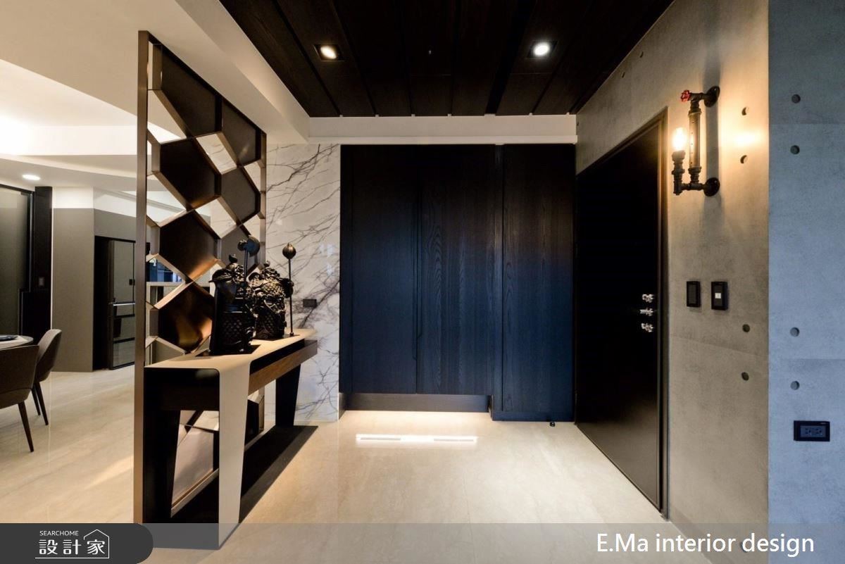 進門玄關以鐵件、木作及金屬打造出菱格紋造型屏風，成就一面居家端景。