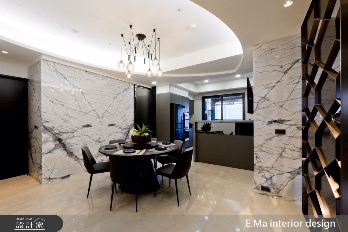 餐廳在紐約紐約大理石的鋪陳下彰顯氣派感，並於天花勾勒橢圓造型，使視野更為延伸。