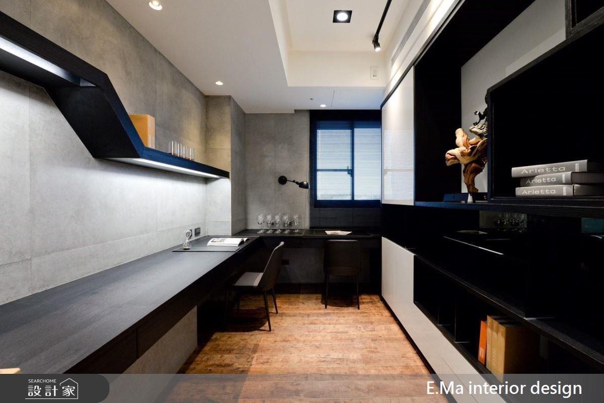 書房延續清水模的自然樸質，並以 Z 字型展示架創造空間趣味。