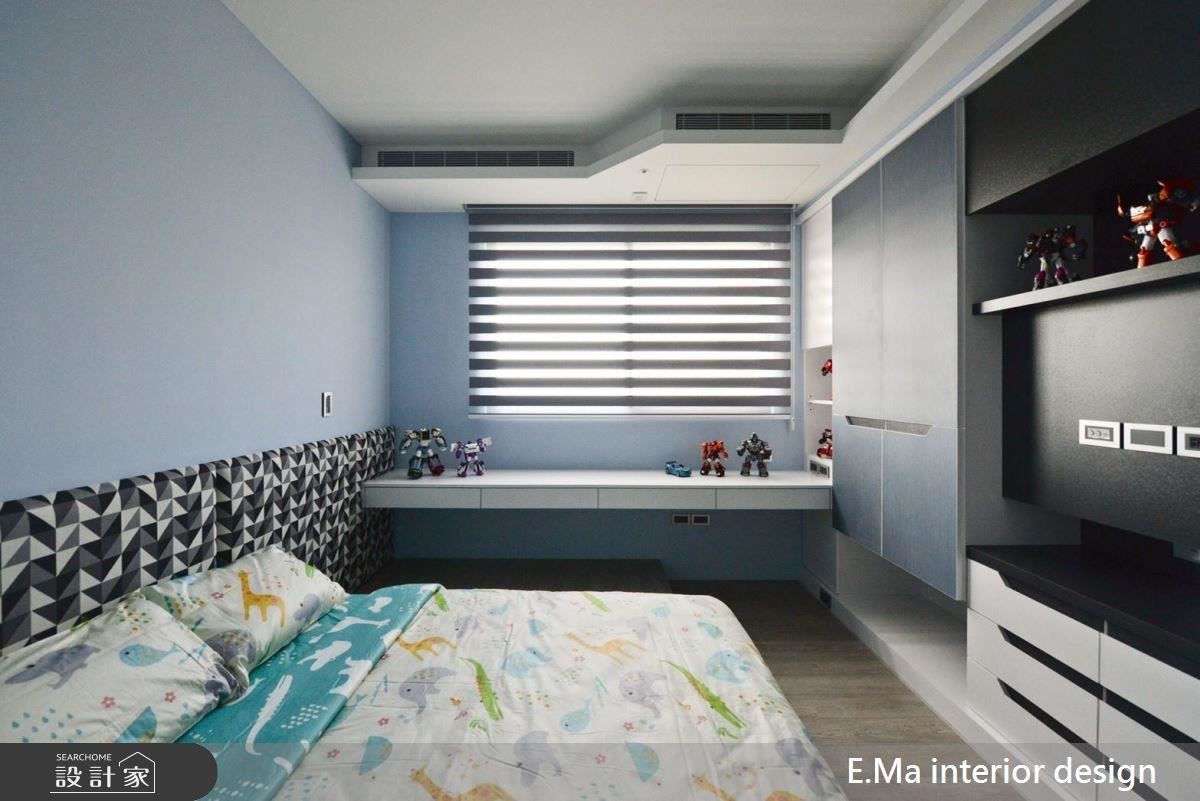 孩子房以淺藍色打底，床頭背牆利用黑、白、灰幾何圖形，使空間更加豐富活潑。