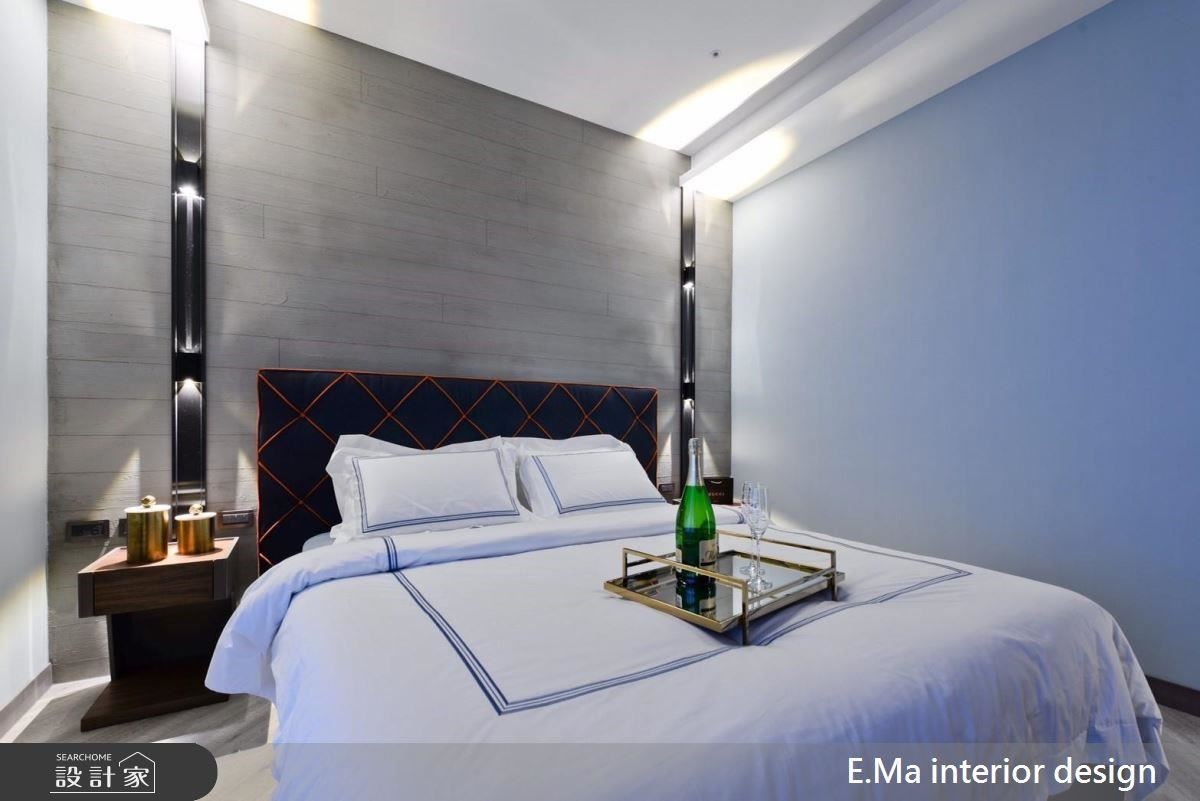 主臥床頭背牆使用清水模灰營造空間穩重氣息。在鍍鈦燈條的綴飾下，使臥室更為現代時尚。