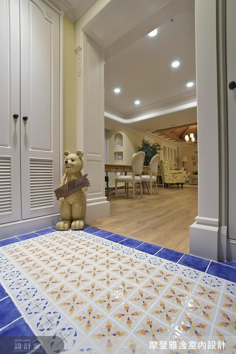 玄關地磚以外圍優雅藍框住內緣溫暖小花，營造童趣可愛的居家感受。