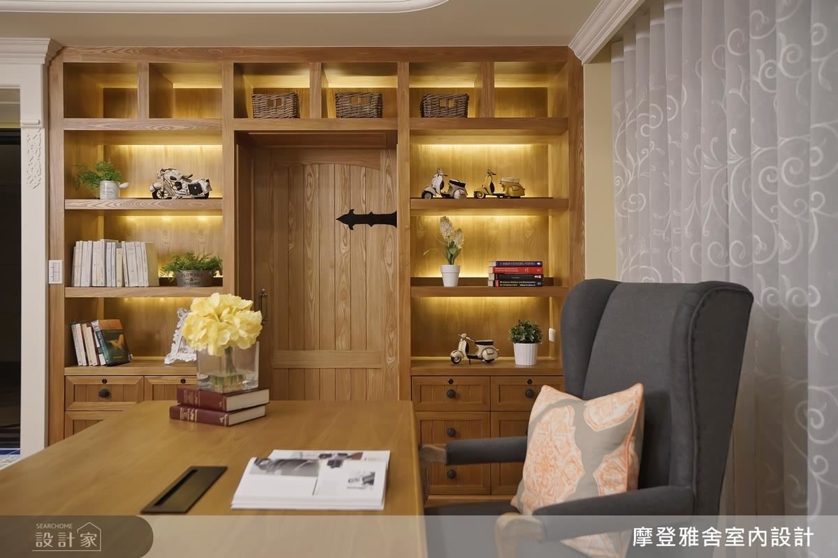 書房以溫潤木頭鋪陳鄉村古堡風味，並於展示櫃牆隱藏儲藏空間。