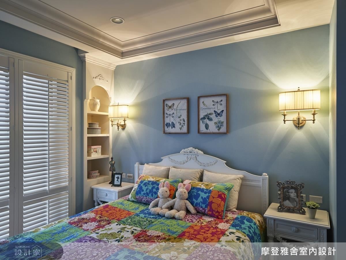 臥房以清新柔和藍調鋪陳，為休憩空間帶入既放鬆又舒適的沉靜氛圍。