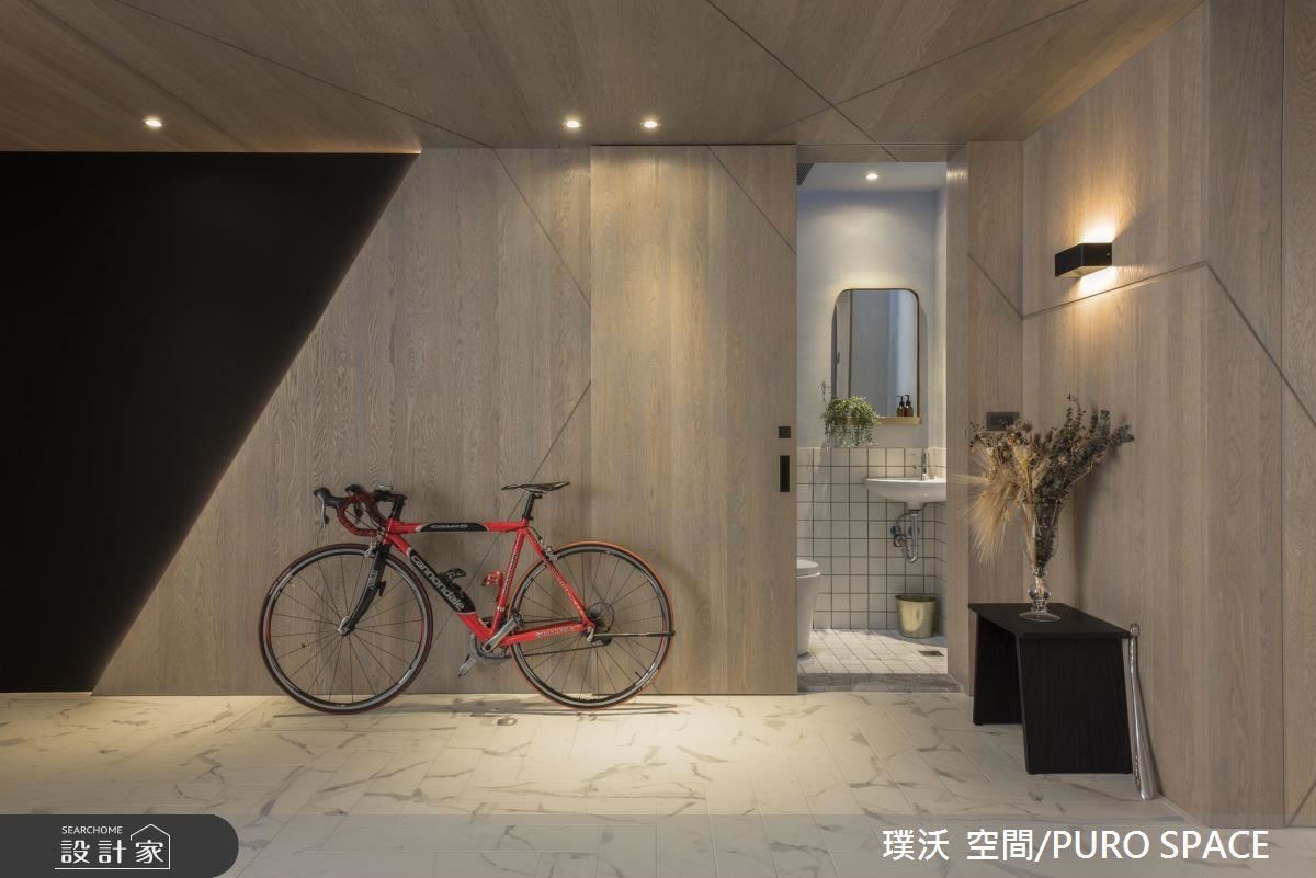 以屋主喜愛的自然木材質，搭配不規則線條切割，投射出屋主隨興不羈的生活態度。