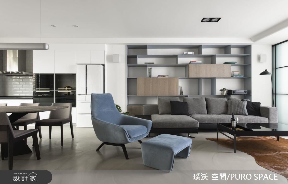 沙發背牆以開放鐵件展示牆面，展現豪放男性氣息。