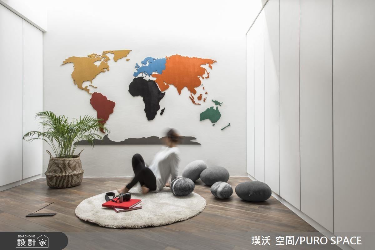 多功能室中引入天井日光，喚醒空間生命氣息。