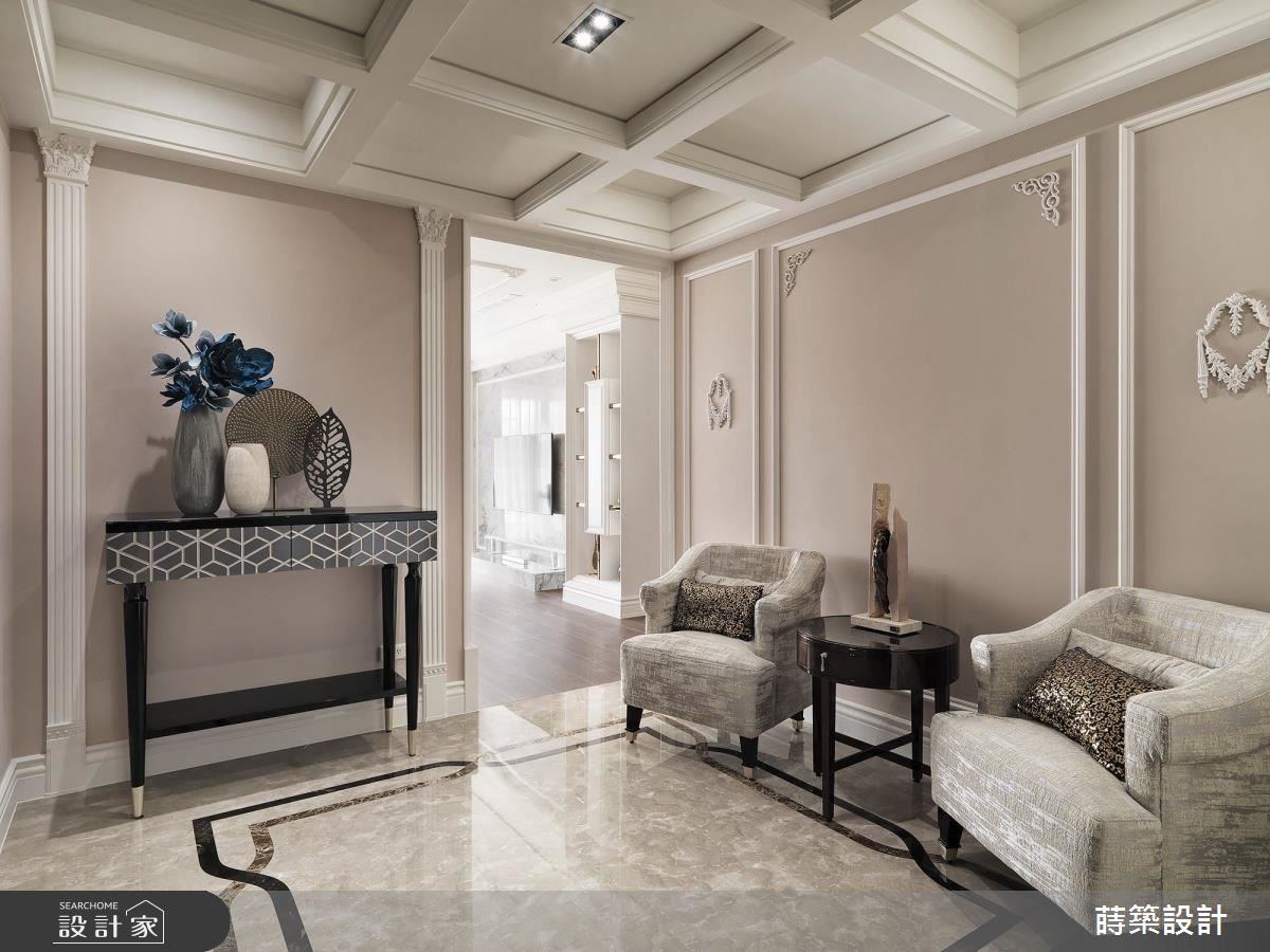 入門玄關，以女主人喜愛的素雅線板、典雅飾花作為壁面鋪陳。