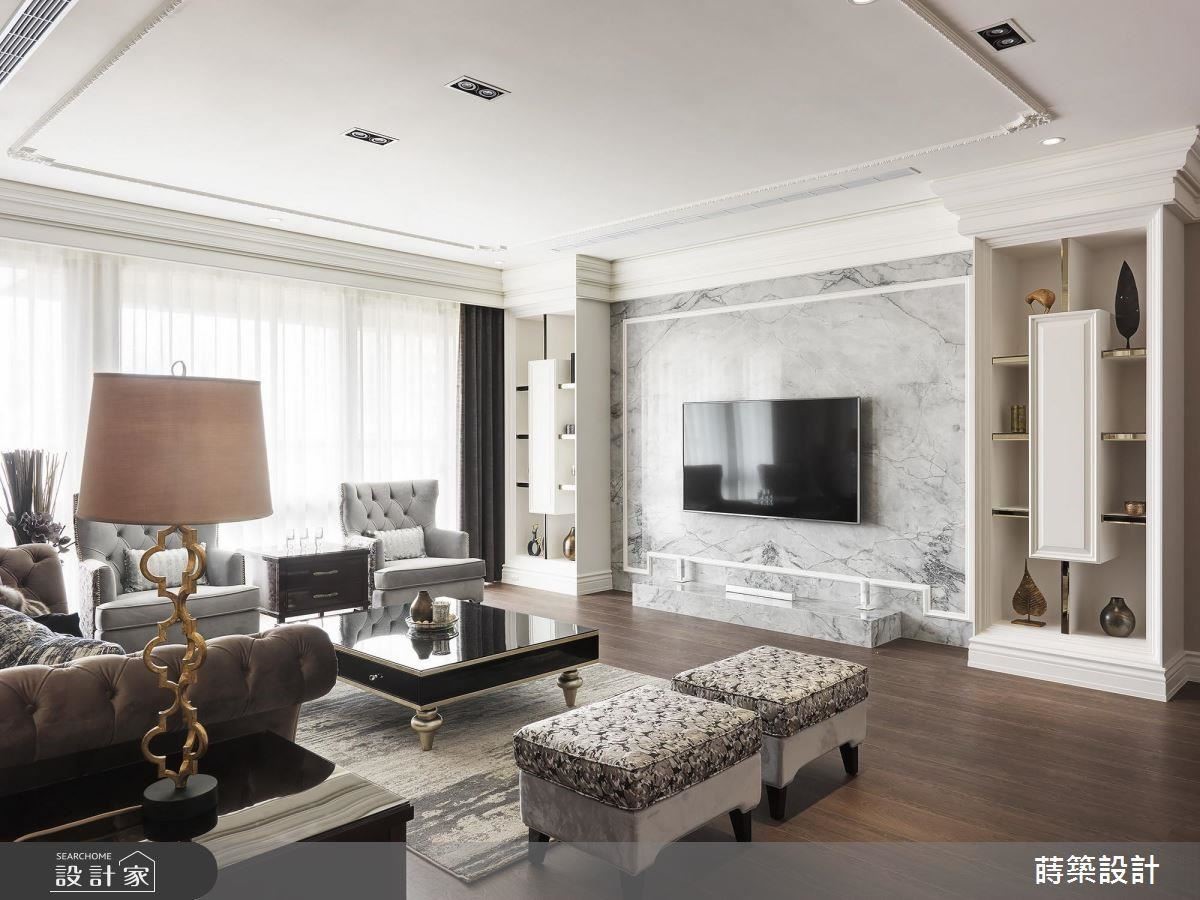 客廳以大地色系滿足屋主對於暖色系的喜好，搭配質感石材電視牆面，營造大器氛圍。
