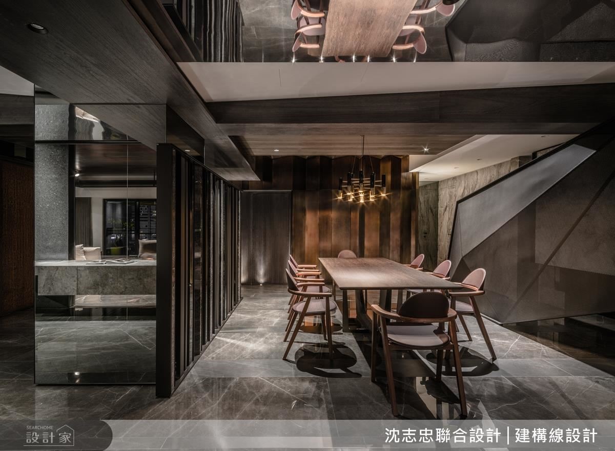 餐廳廊道壁面，採用鋁板藉由燈光的折射下，展現材質交錯面貌，而異材質的搭配徹底表達視覺衝突的設計美感。