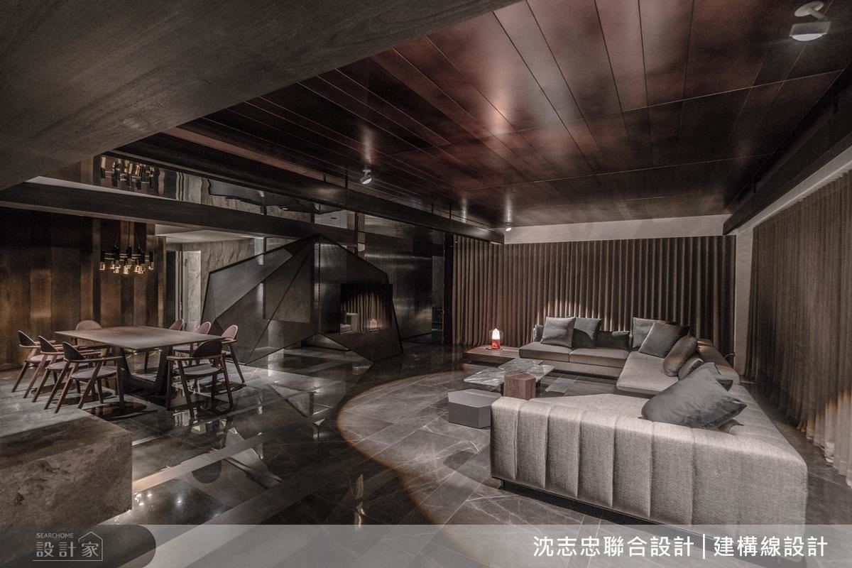 天花板使用鋁板與地坪相對接，讓兩側燈光折射效果更加明顯，同時電視牆運用網狀鐵件面板作為底襯，以幾何概念打造主視覺。