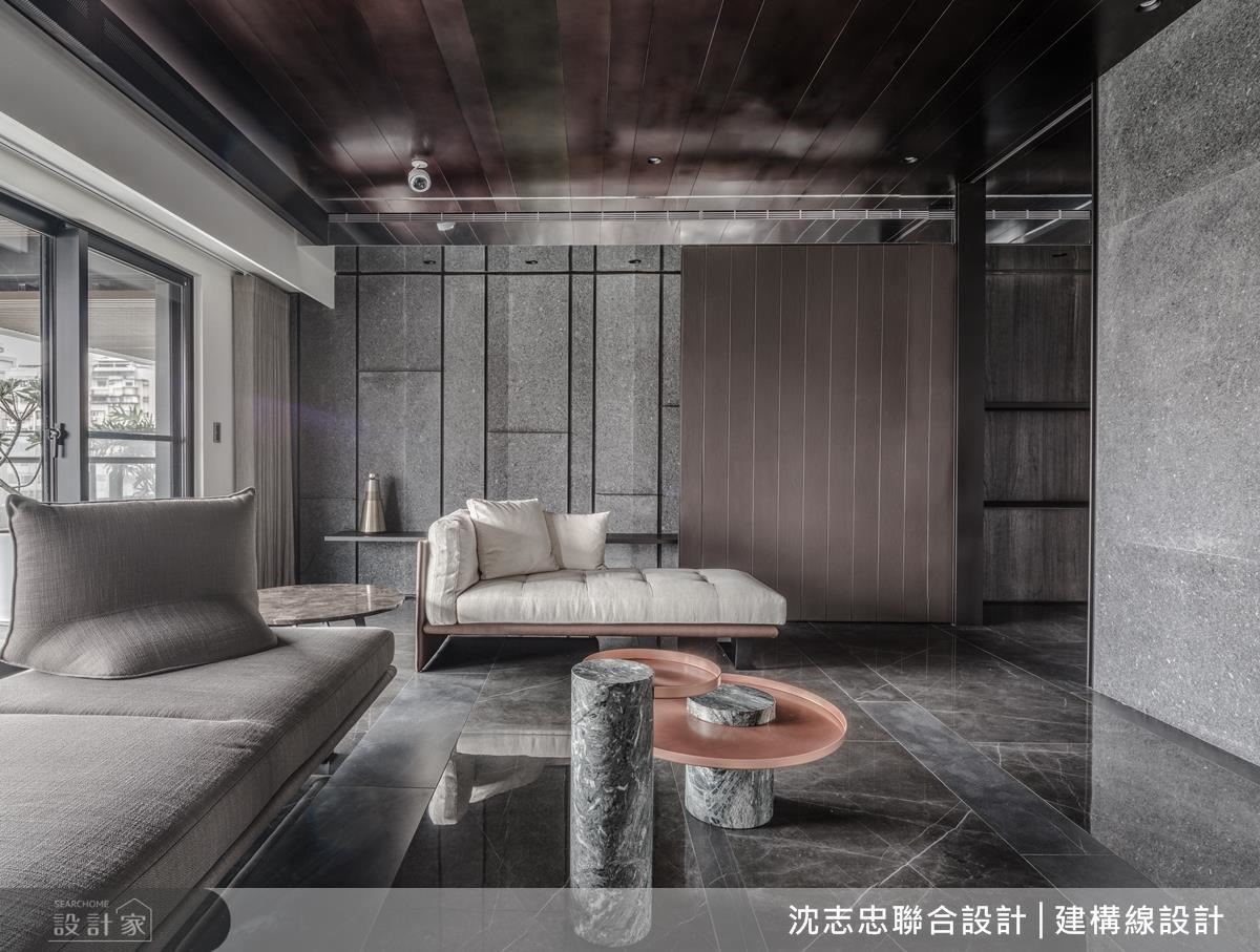 為避免材質所產生的厚重感，設計師利用反射原理減輕視覺重量，進而在書桌牆採用鍍鈦板，同時隱藏木作及鐵件，達到舉重若輕的視覺感受。