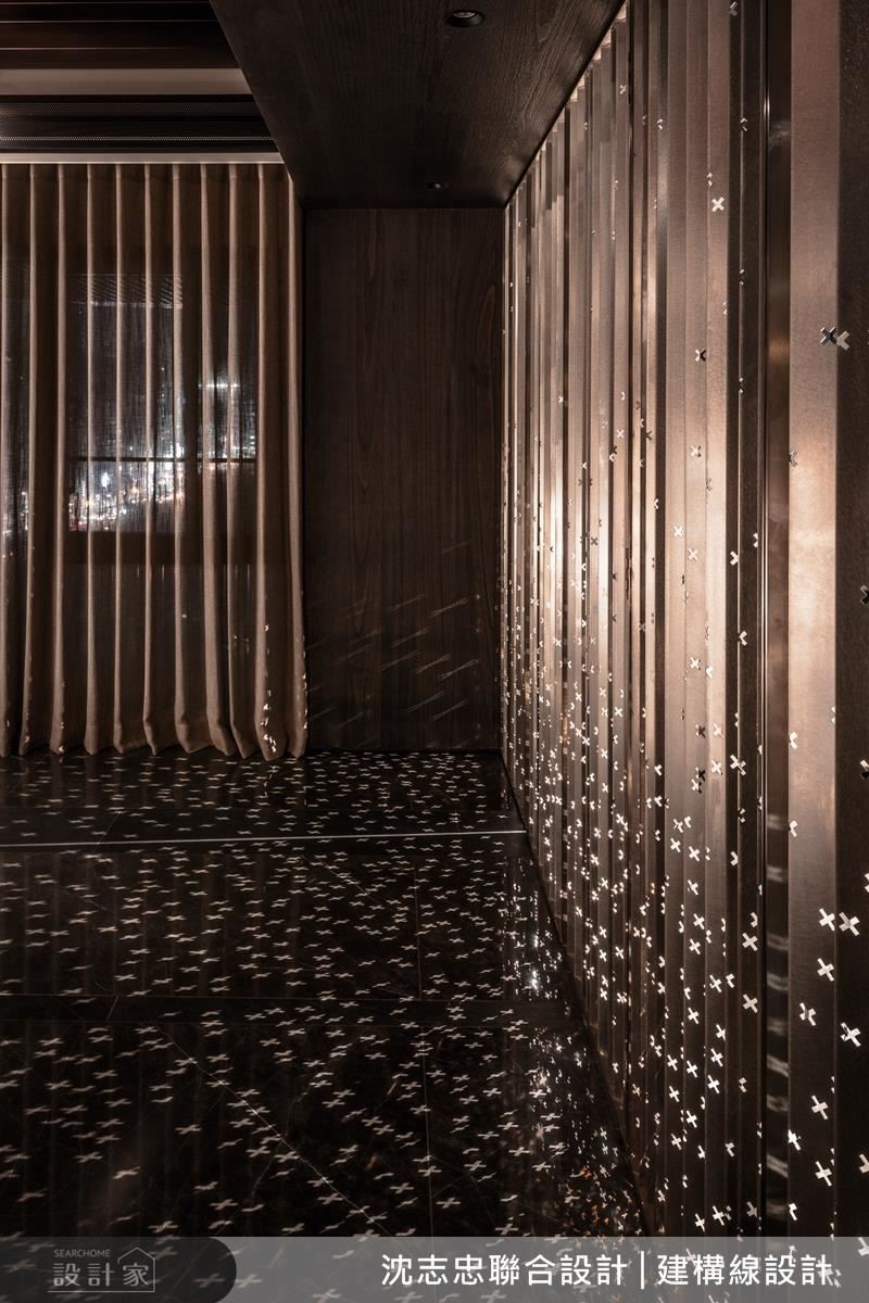 活動拉門設計師選用不鏽鋼金屬面，加入十字紋造型，在燈光的折射下群星閃爍，使空間充滿循序漸進的層次氛圍。