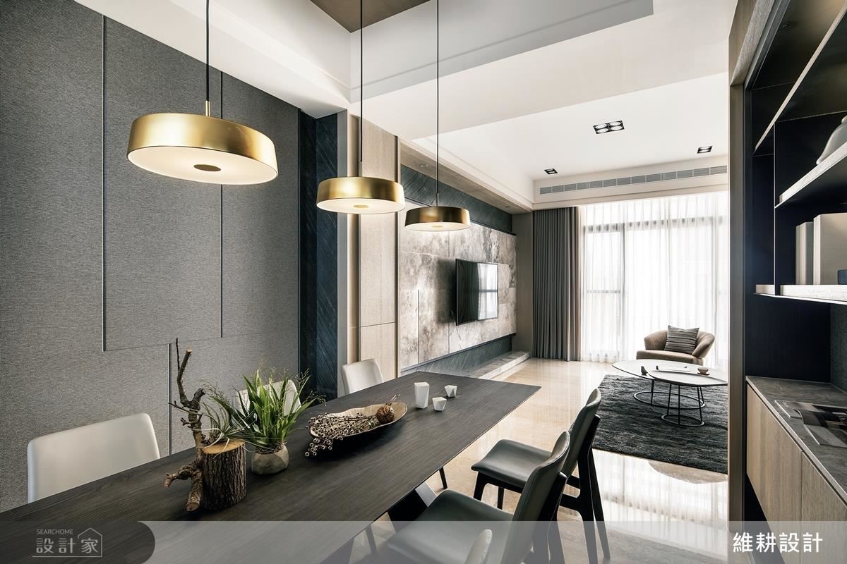 2 樓公領域以開放式設計串聯客餐廳空間，並運用灰階色調搭配木皮，營造沉穩大器的空間氛圍。
