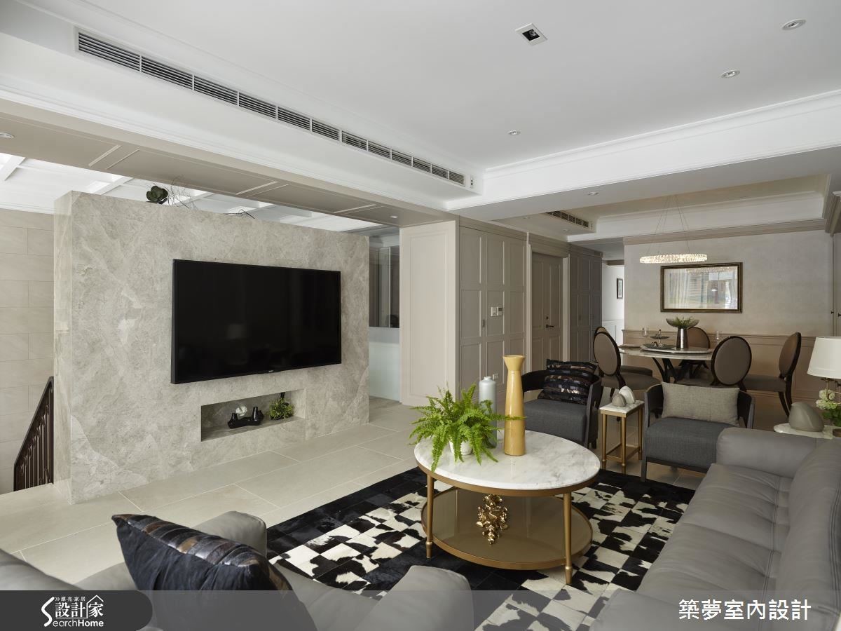 擴大了室內門窗的面積，將這份光線之美延攬入室，搭配溫雅的象牙色、大理石材質，以及古典線板細節，醞釀出優雅而溫緩的空間氛圍。