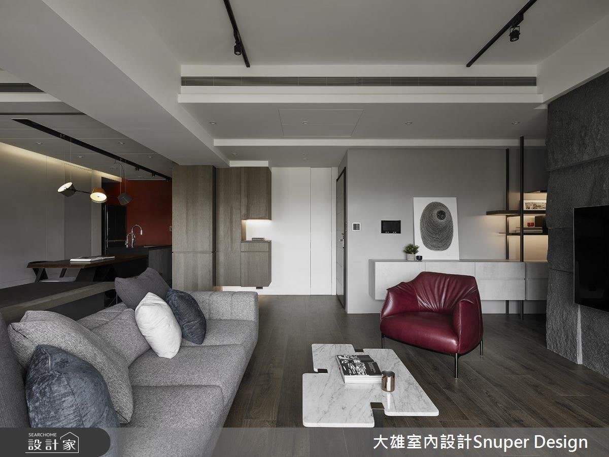 廚房底部的一抹嫣紅，與沙發單椅相配成為家中的亮點。