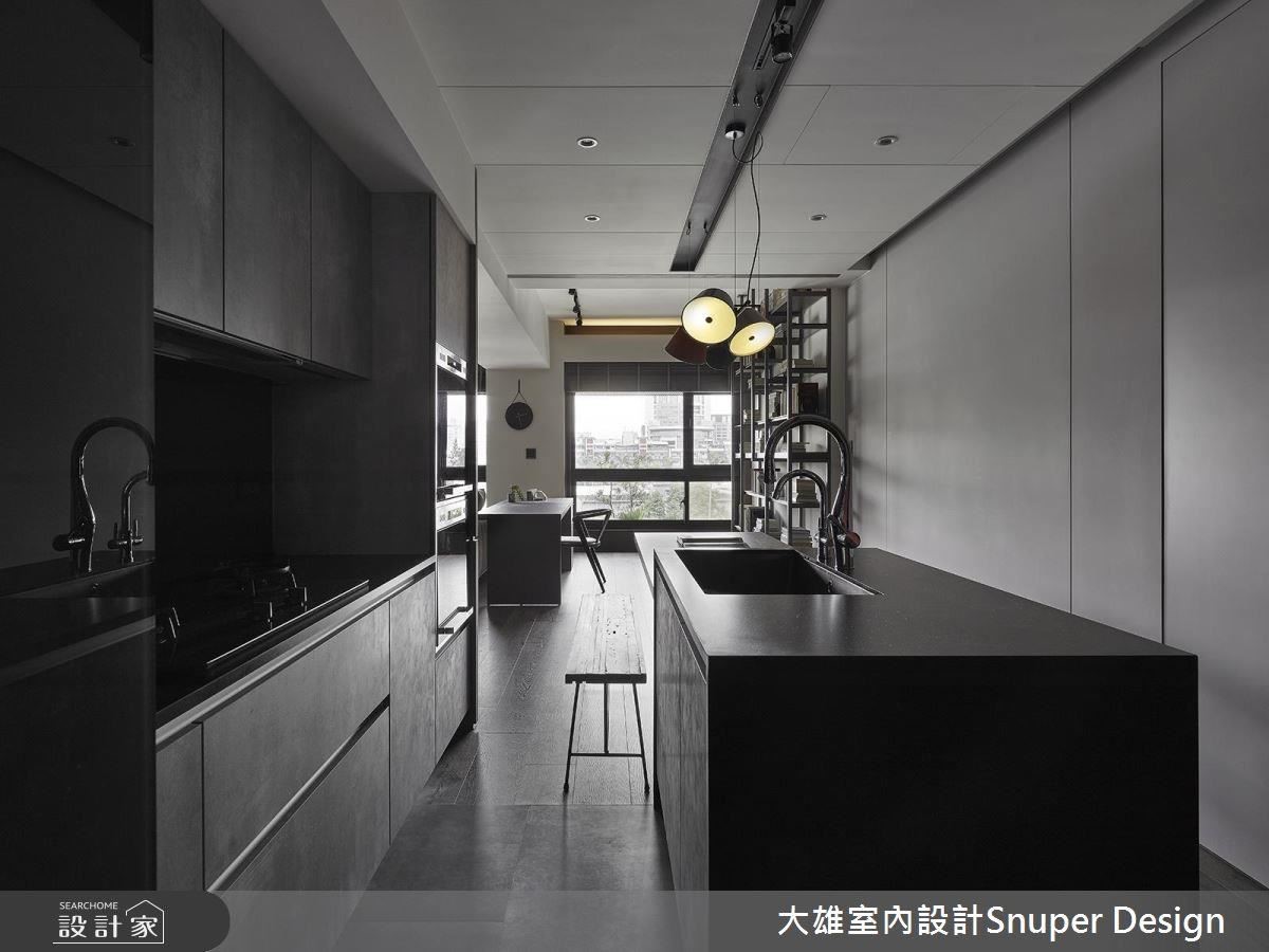 墨黑色的家具，綻露屋主不凡的美學，更讓廚房具備工業風底蘊的時髦感。
