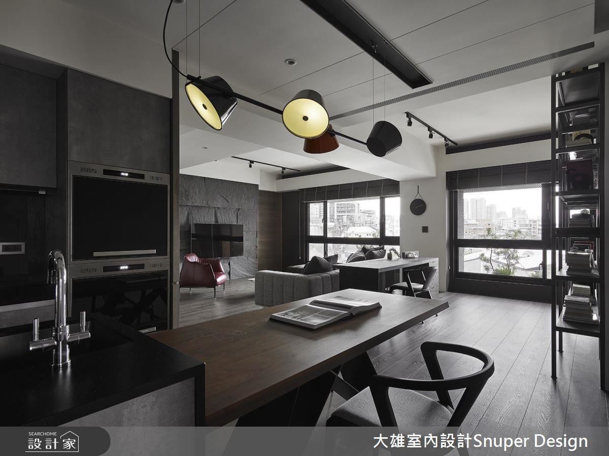 中島與餐桌相連，使用坪效也跟著放大，更富有豐富的彈性。