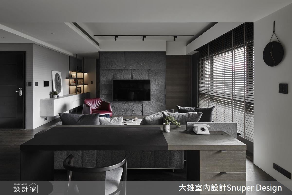 石皮電視牆與餐廚空間遙遙呼應，自然材質在空間中低調嶄露自然美。