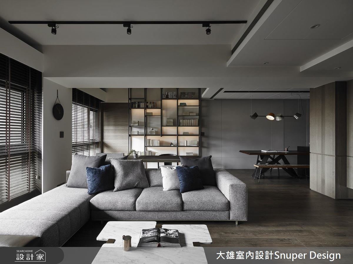 大面的開放式書櫃可擺放旅行紀念品作為展示，讓家更有居住者的個性。