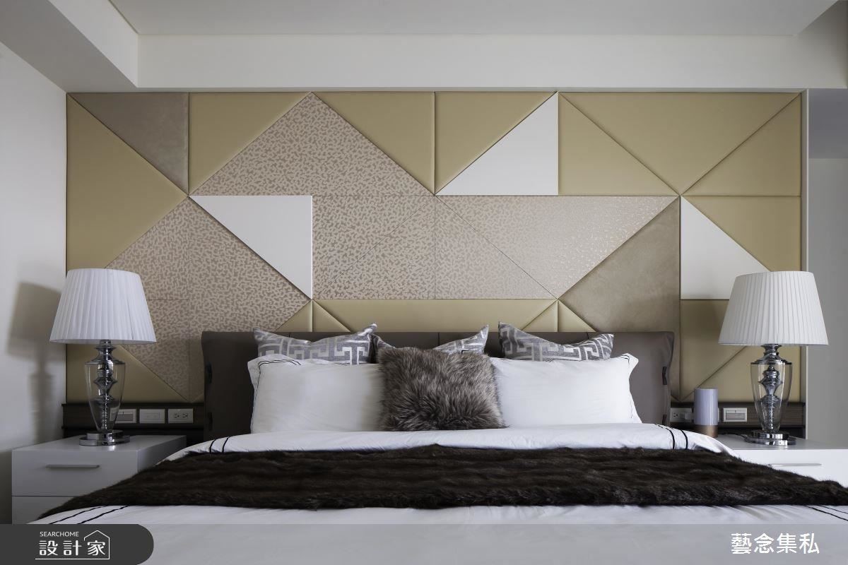 主臥床頭背牆以大地色為底蘊，採用異材質手法及幾何圖形與線條，成為主臥的視覺焦點。