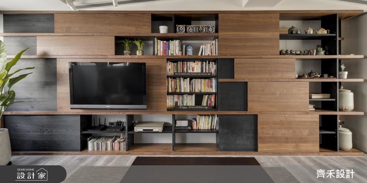 由於屋主擁有的書籍不可勝數，電視牆書牆的規劃解決收納機能，顏色上的運用符合屋主想要粗獷與沉穩氛圍。