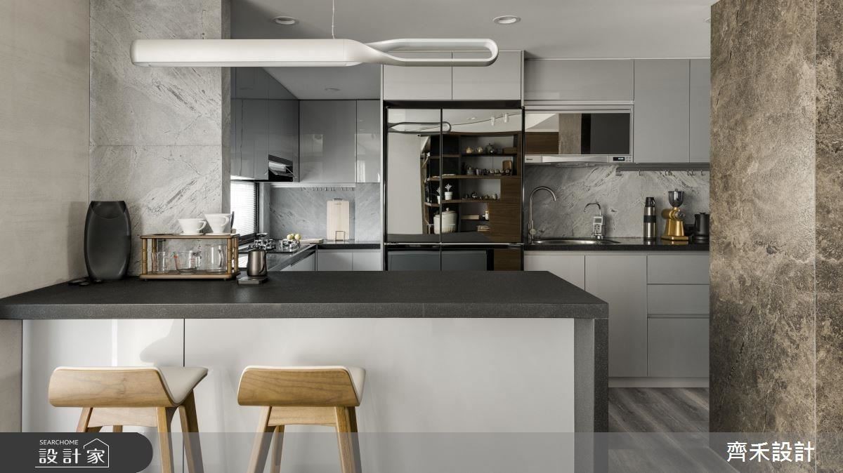 中島取代餐桌，平時是男主人烹飪的地方，閒暇之餘是夫妻兩人交流談心的角落。