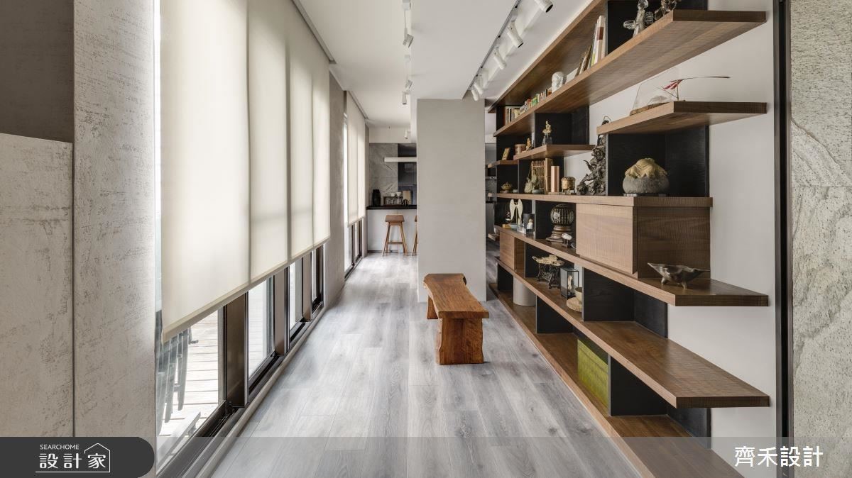 廊道作為藝術展覽空間，是屋主珍藏品的歸屬之處，進而擺設一張實木椅，面向窗外，在療癒心靈的同時品嘗空間所迎來的舒適感。