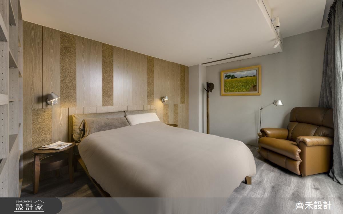 大面落地窗引入陽光，為主臥房帶來悠靜、愜意氛圍，床頭背牆使用花草板鋪陳，堆疊空間層次外，同時淡淡香氣瀰漫在空間中，有助於身心靈得到適切的放鬆。