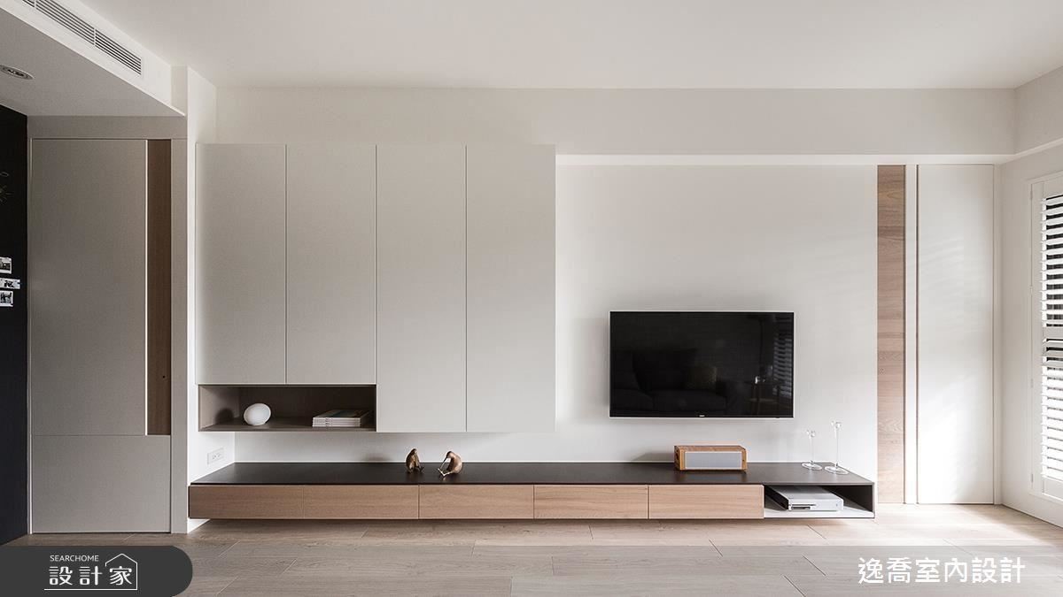 潔淨純白的牆面搭配素雅的電視櫃，帶來視覺上輕盈俐落的感受。