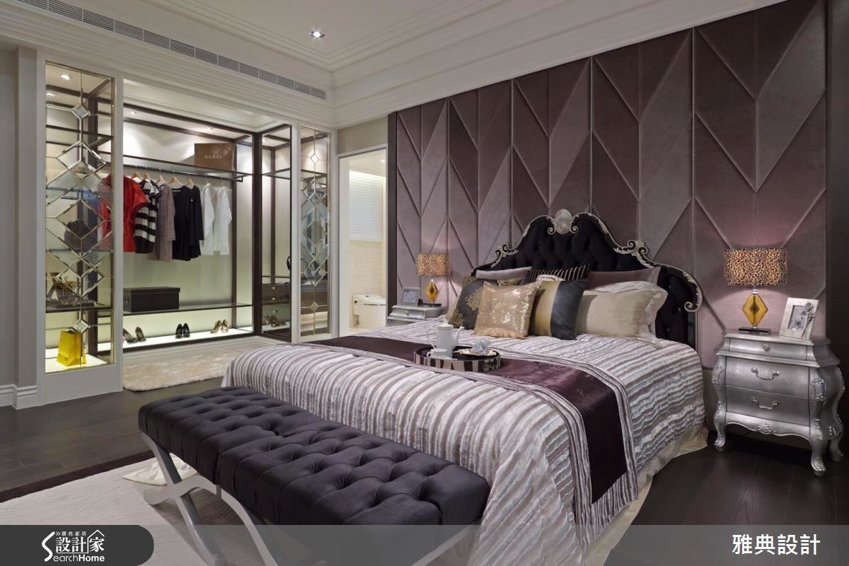 設計師利用開放式衣櫃與鏡面延伸視覺，讓櫃體也兼具展示功能。此外，幾何狀床頭壁面，利用不同深淺的紫色調塑造空間的層次性，而同色調的軟件家飾也襯托出時尚而奢華的氛圍。