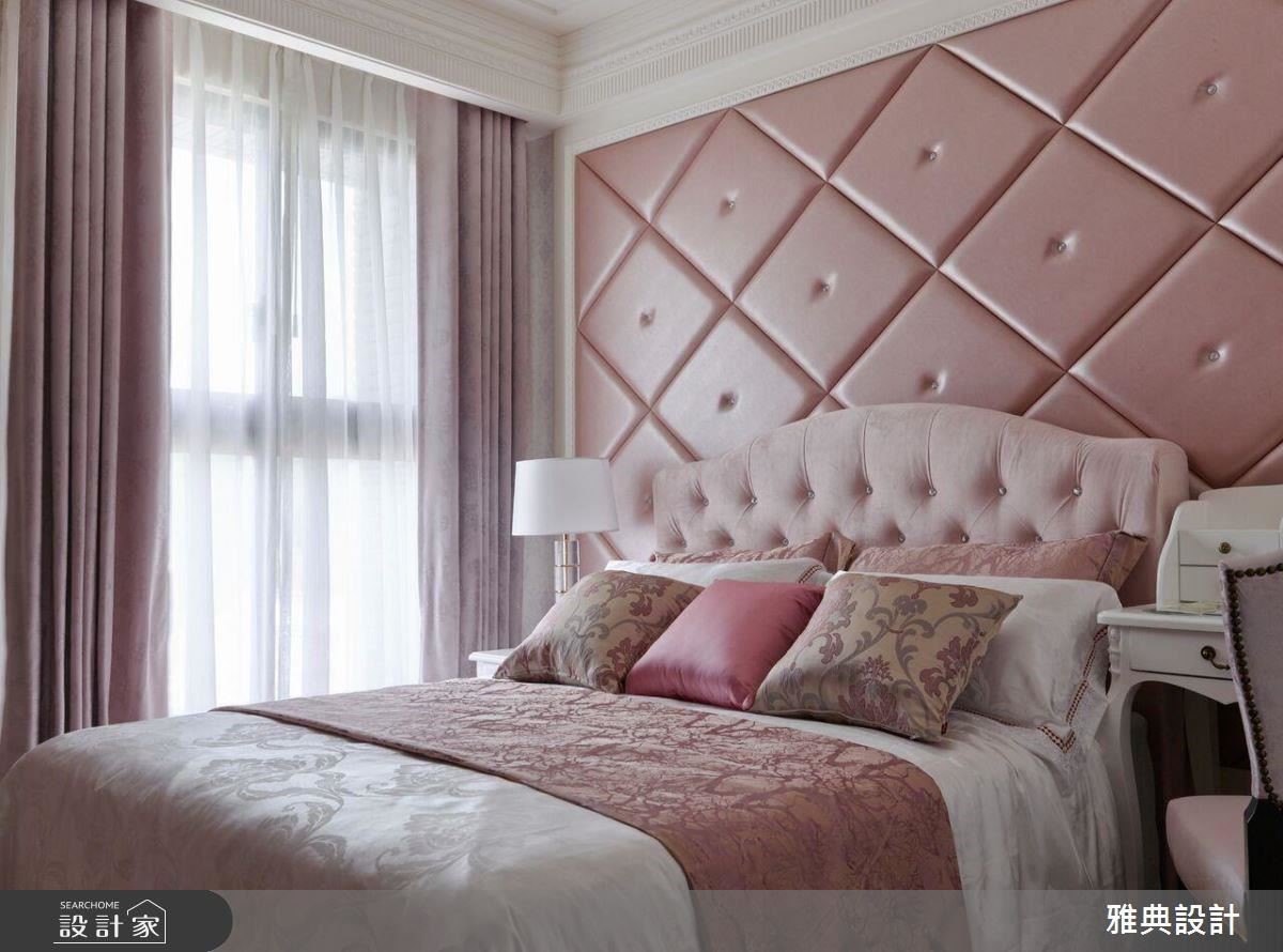 針對單身的女子所設計的臥室，利用窗簾、床頭繃布與家飾布等元素塑造出充滿少女般的浪漫情懷。