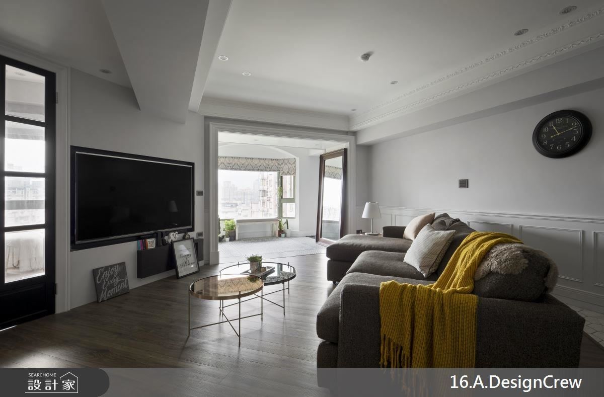 客廳沙發配合電視牆面採斜向配置，光源則由玄關向內延伸，使室內空間更為明亮舒適。