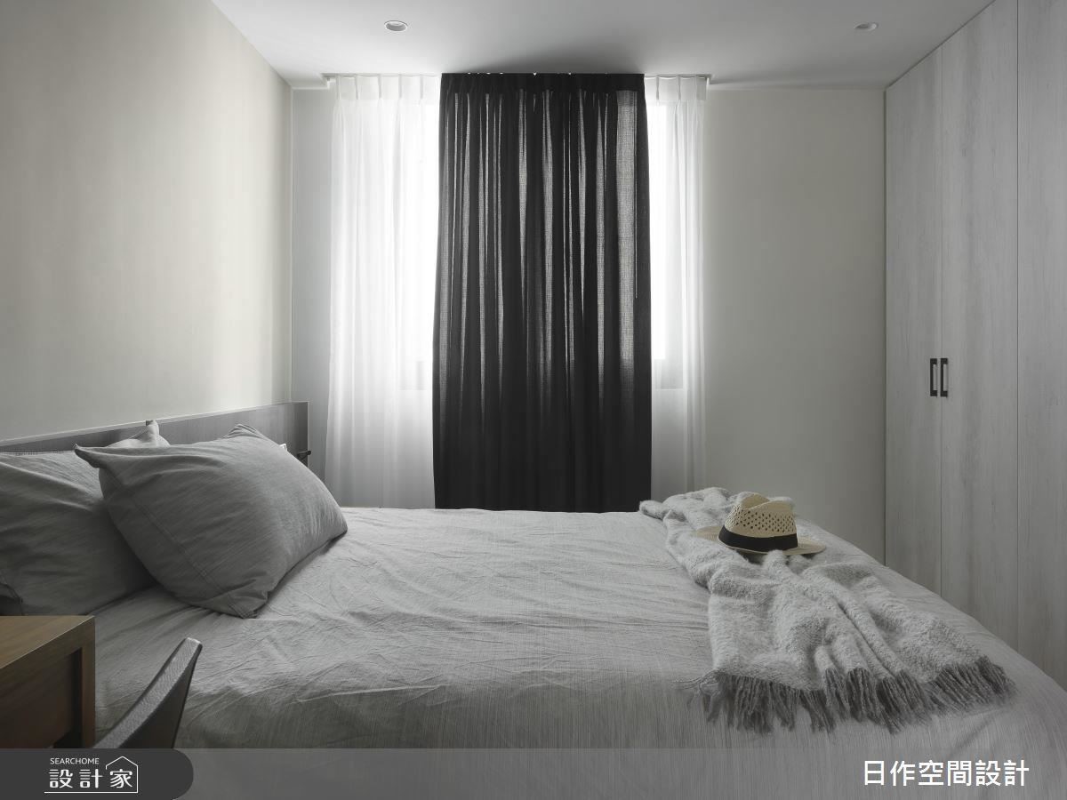 客房以白灰色調鋪陳舒適感，並沿牆面增設大面收納櫃體。