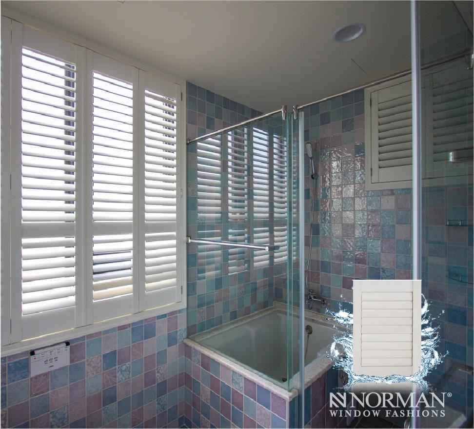 可在容易受潮的衛浴空間裡安裝防水型百葉窗，讓窗型可永保舒適美觀。