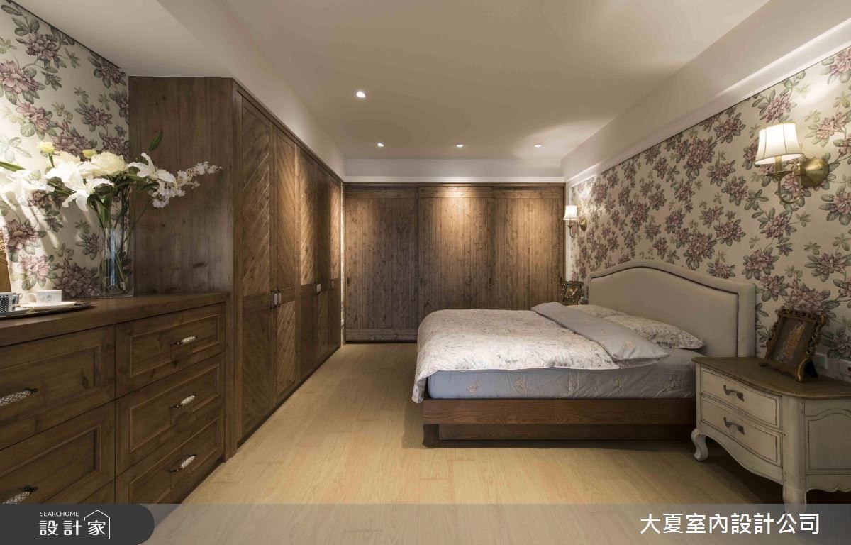主臥房礙於空間限制，利用L型衣櫃取代更衣室，反而有放大空間之效果，再藉由木皮染色的木板斑駁，讓復古韻味瀰漫在空間裡。