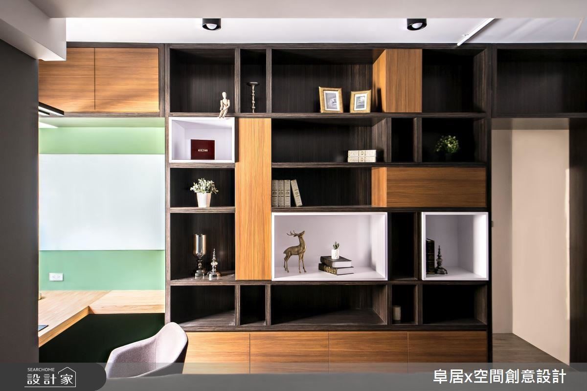 書櫃牆延續俄羅斯方塊概念，讓每個櫃體可以自由挪動，同時利用頂天書櫃重新堆疊空間感，營造天花板高度。