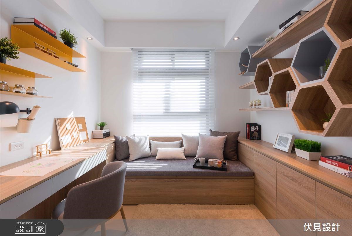 色彩鮮艷的鐵件層架、固定在牆面上的蜂巢狀的木質櫃體，運用在空間較小的臥房內，減少櫃體笨重的壓迫感，利用線條、造型的變化與色彩的搭配，營造一個非常舒服的私人空間。