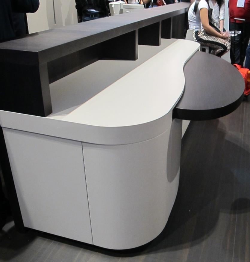 桌中桌的設計概念，讓空間利用更靈活而有彈性。