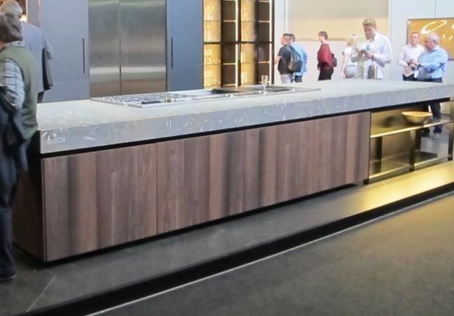 不少廠商不約而同在今年米蘭展推出大尺度、超厚檯面的廚具設計。