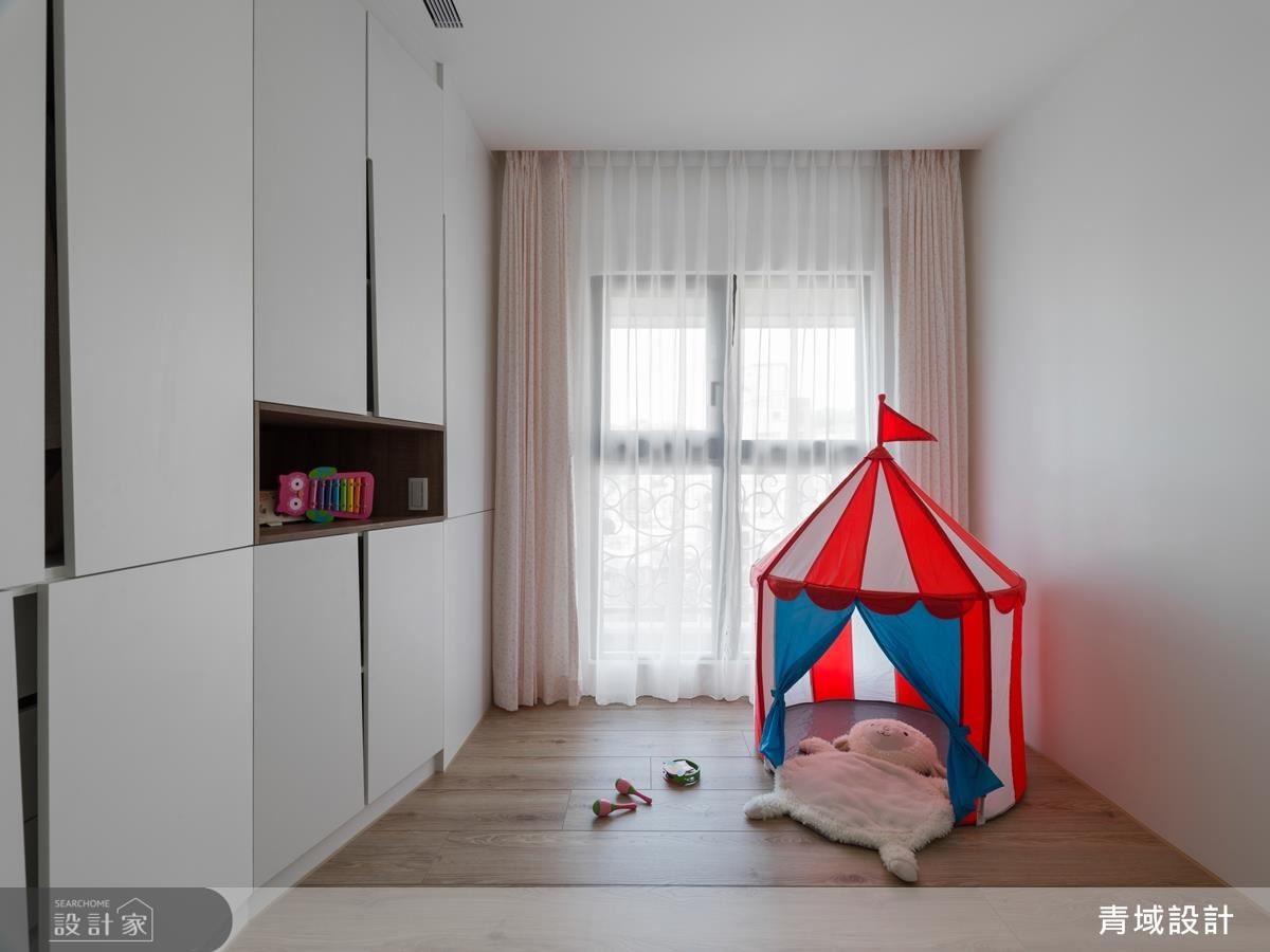 由於小孩還小，設計師保留一個彈性空間，便於屋主可依孩子的成長運用調整。