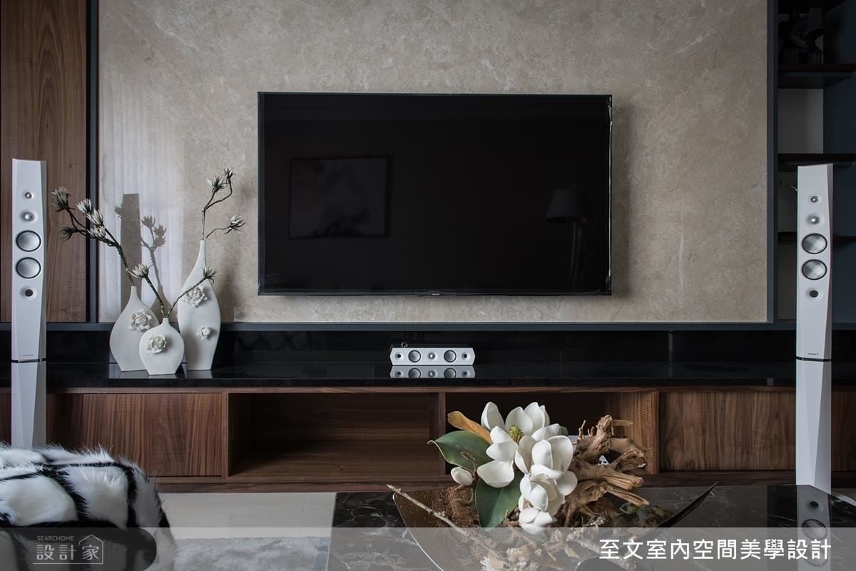 電視牆採用大理石鋪敘，點綴空間裡的質感氣息。