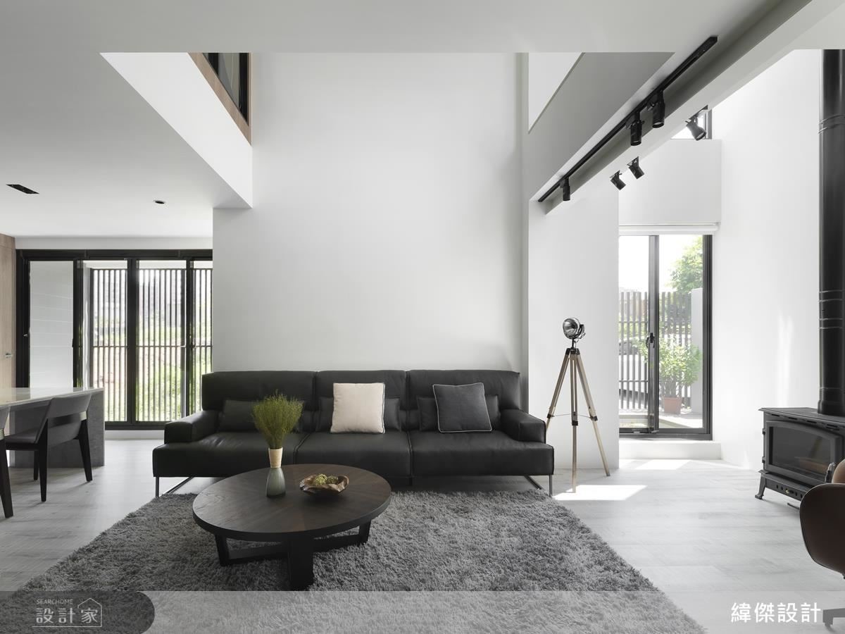 沙發背牆刻意留白，散發空間中清新俐落之氣息，同時也有放大作用。