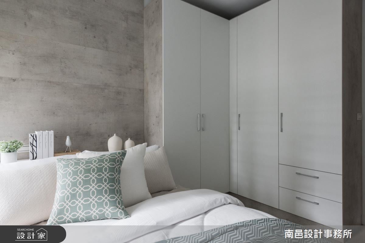 多功能房床頭背牆以仿清水模鋪設休憩寧靜感，並規劃大量儲物櫃提供居家置放空間。