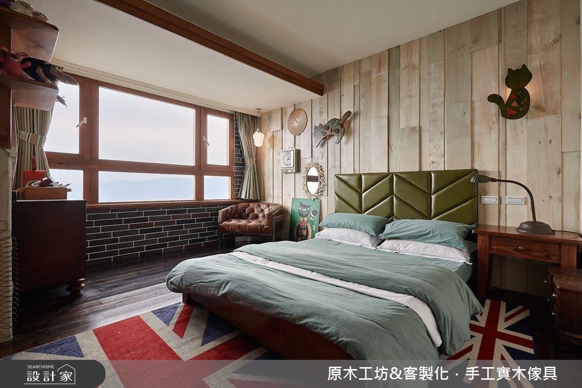 主臥床頭牆面以實木拼貼立體層次，在壁燈點綴下活潑空間氛圍。