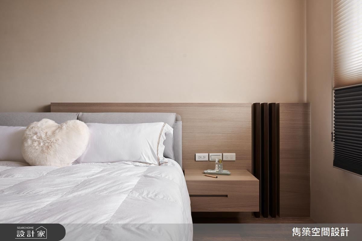 主臥床頭牆面以不規則深木格柵豐富視覺層次，並以奶茶色調溫暖睡眠感受。