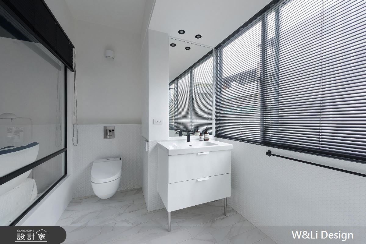 主臥房藉浴室大面玻璃窗引入室外光線，並以弧形型線條設計天花、窗面，柔和視覺感受。